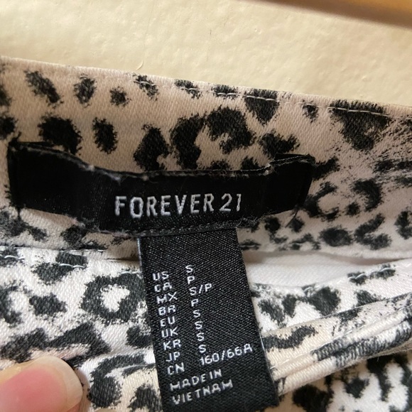 Forever 21 size small leopard print black and white skirt - Picture 3 of 5